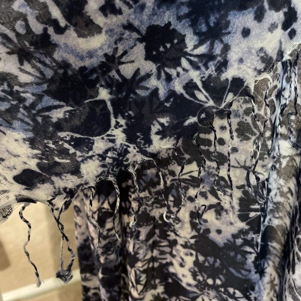 Liz Claiborne Abstract Floral Scarf Shawl Wrap 26X80" Navy Fringe Boho NWT - Picture 4 of 9